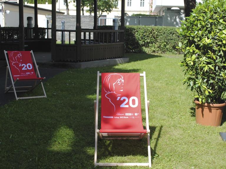 Zwei unbesetzte Bachmann-Liegestühle am 1. Tag des Online-Wettlesens im Rahmen der "44. Tage der deutschsprachigen Literatur" am Donnerstag, 18. Juni 2020, im Garten des ORF-Theaters in Klagenfurt.