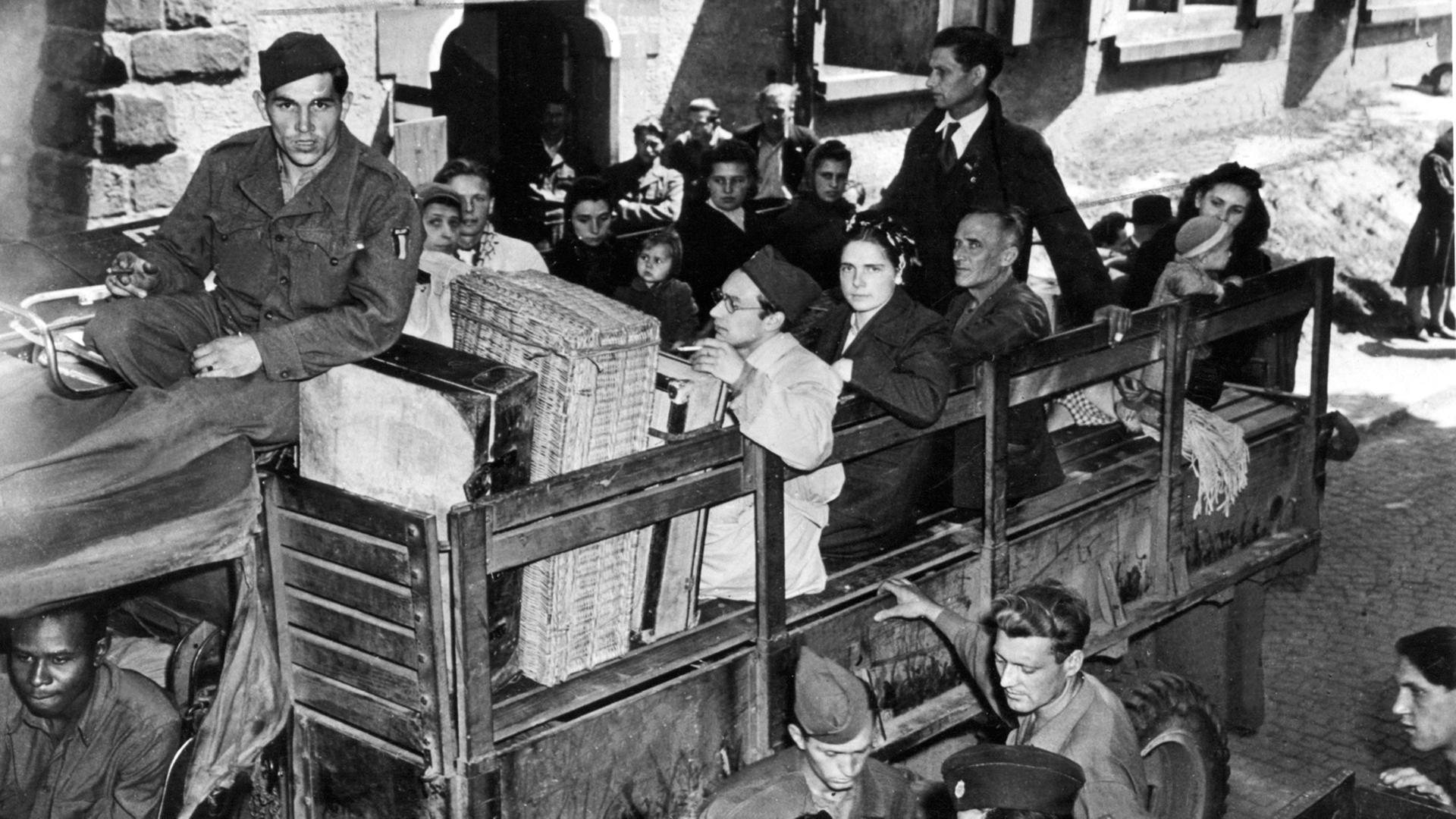 Eine Gruppe Displaced Persons, die in einem Lager in Wiesbaden untergebracht waren, vor ihrer Abreise in ihre Heimat, aufgenommen 1945.