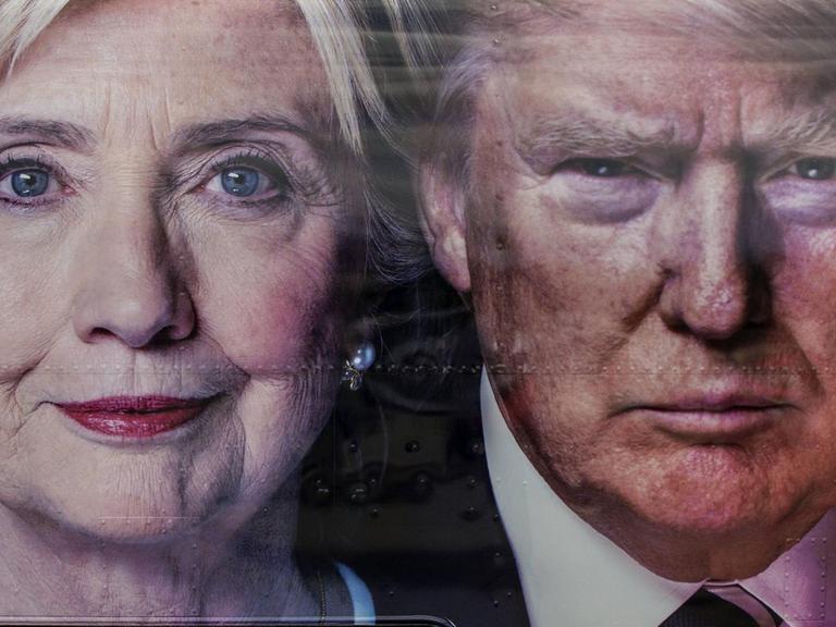 Auf einem CNN Übertragungswagen sind die Porträts von Hillary Clinton (l.) und Donald Trump (r.) zu sehen.