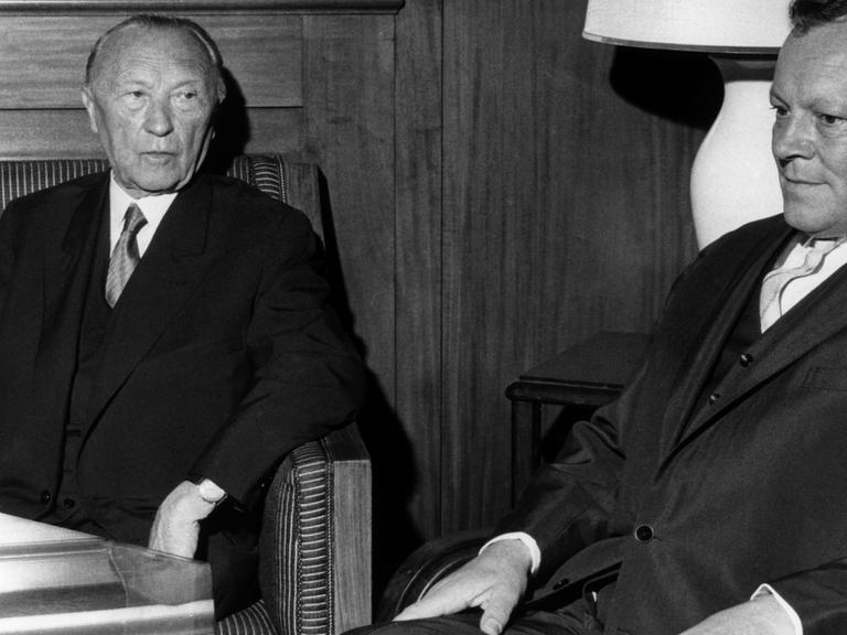 Bundeskanzler Konrad Adenauer (l) und Berlins Bürgermeister Willy Brandt (r) vor Beginn der großen Kundgebung am "Tag der deutschen Einheit" am 17.06.1962 in Brandts Arbeitszimmer im Rathaus Schöneberg in Berlin.