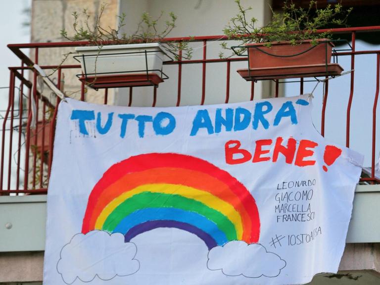 "Alles wird gut" hat jemand auf Italienisch auf ein Laken in Verona geschrieben und dieses über ein Balkongeländer gehängt