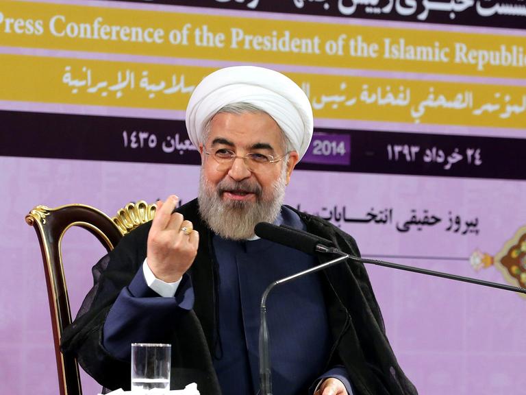 Blick auf Irans Präsident Hassan Ruhani bei einer Pressekonferenz.