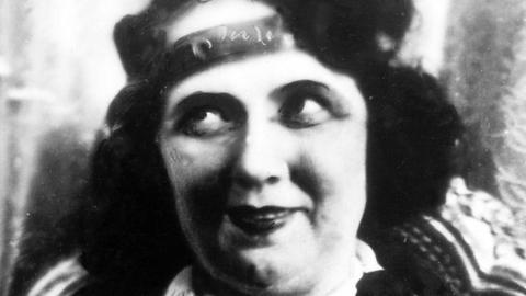 Die Schauspielerin und Kabarettistin Claire Waldoff (undatiert). Die für sie typische Schnodderigkeit und "Berliner Schnauze" setzte sie erfolgreich im Kabarett und als Chansonsängerin ein. Claire Waldoff wurde am 21. Oktober 1884 in Gelsenkirchen geboren und verstarb am 22. Januar 1957 in Bad Reichenhall.
