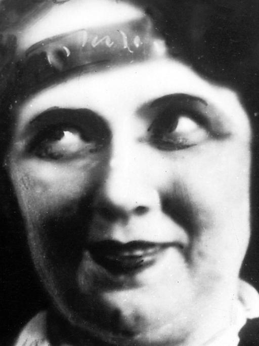 Die Schauspielerin und Kabarettistin Claire Waldoff (undatiert). Die für sie typische Schnodderigkeit und "Berliner Schnauze" setzte sie erfolgreich im Kabarett und als Chansonsängerin ein. Claire Waldoff wurde am 21. Oktober 1884 in Gelsenkirchen geboren und verstarb am 22. Januar 1957 in Bad Reichenhall.