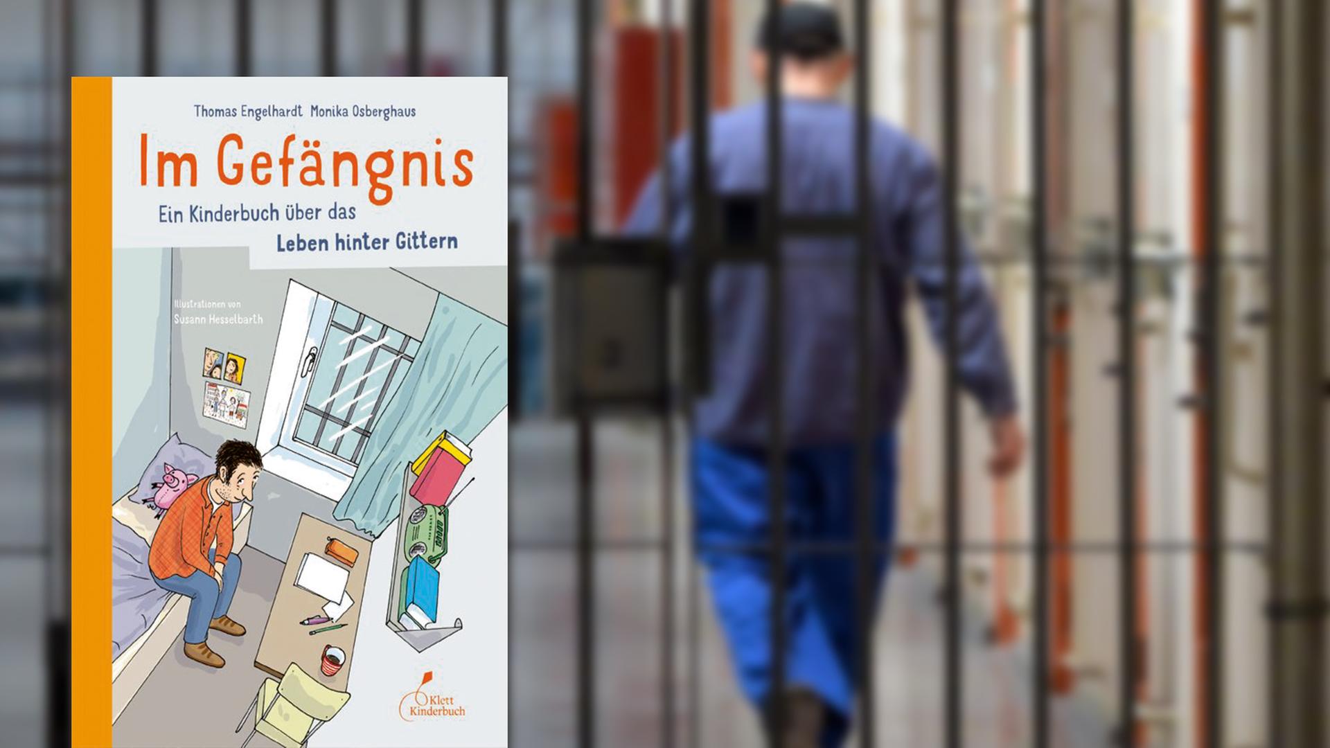 Im Vordergrund das Buchcover von "Im Gefängnis", im Hintergrund ein Häftling, der von einer Gittertür weggeht.