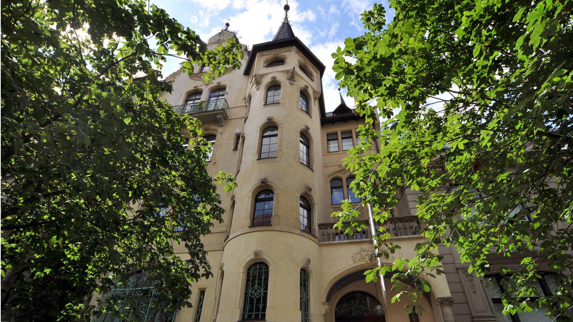 Ansicht der Villa Grisebach in der Berliner Fasanenstraße, wo das gleichnamige Auktionshaus untergebracht ist. Es ist ein mehrstöckiges Gebäude mit einem Turm auf der Spitze.