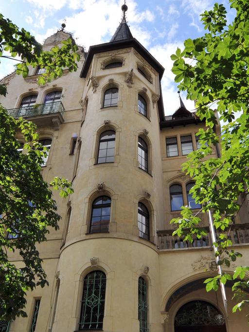 Ansicht der Villa Grisebach in der Berliner Fasanenstraße, wo das gleichnamige Auktionshaus untergebracht ist. Es ist ein mehrstöckiges Gebäude mit einem Turm auf der Spitze.