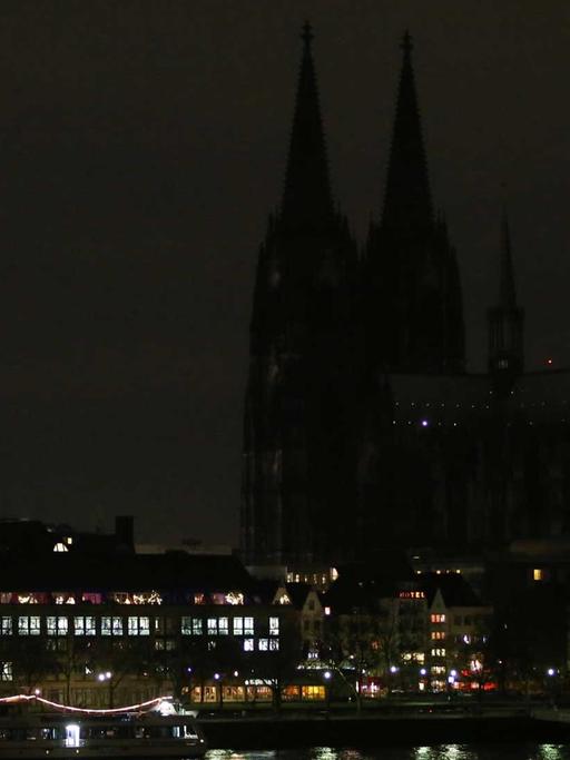 Während Anhänger des islamkritischen "Pegida"-Bündnisses in Köln demonstrieren, wurde die Außenbeleuchtung des Kölner Doms abgeschaltet, um ein Zeichen gegen Fremdenfeindlichkeit zu setzen.