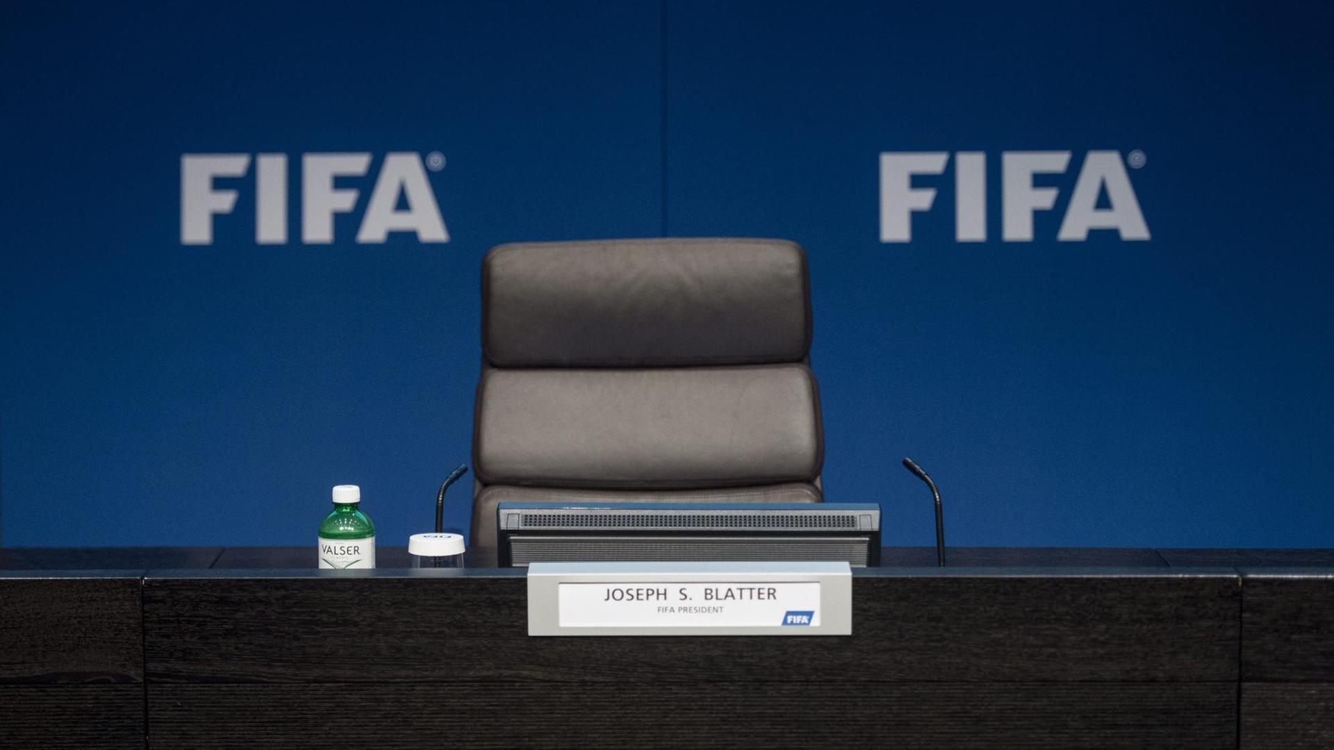 Das Namensschild von Joseph Blatter steht auf einem Tisch vor einem verlassenen Lederstuhl.
