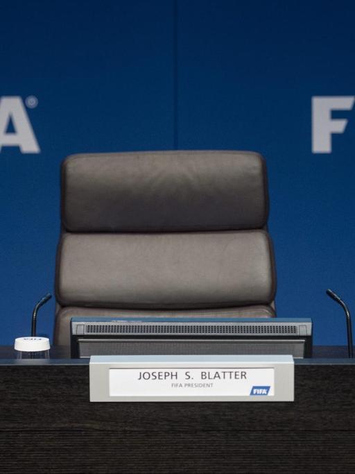 Das Namensschild von Joseph Blatter steht auf einem Tisch vor einem verlassenen Lederstuhl.