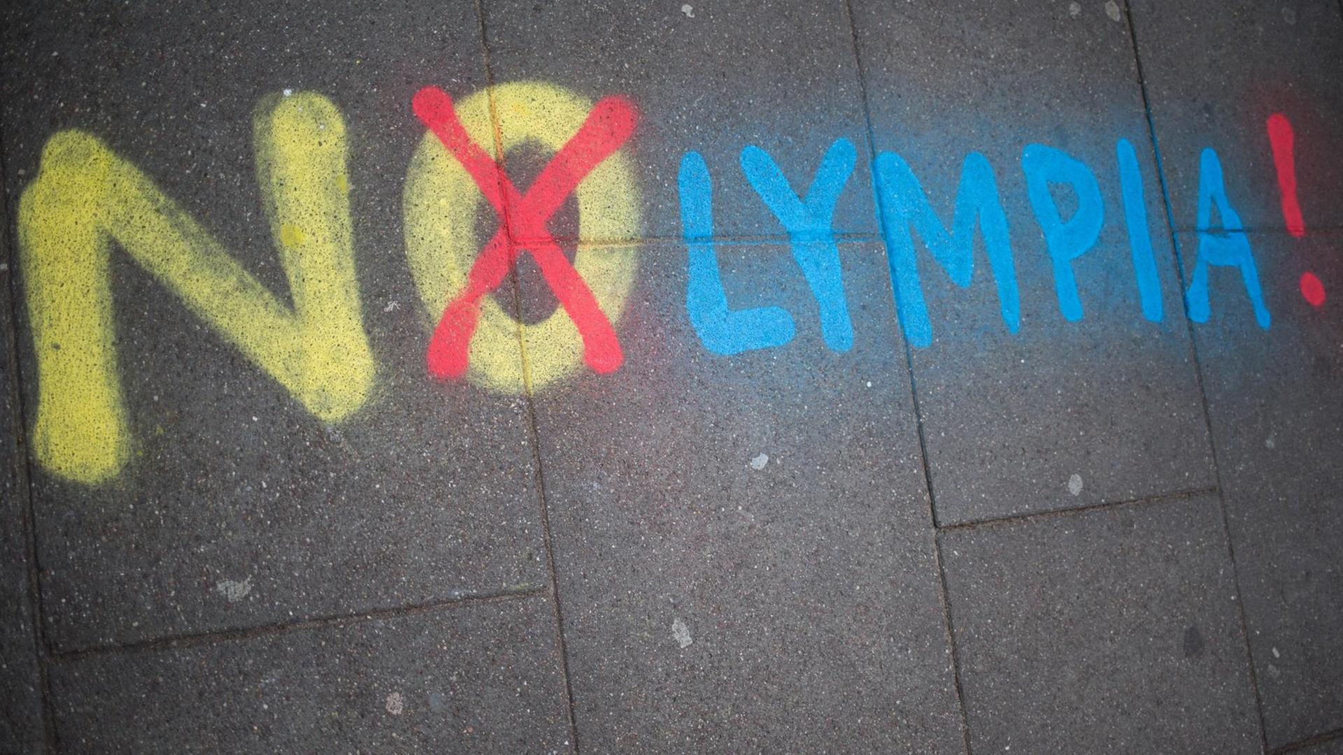 Der Schriftzug «NOlympia!» von Olympia-Gegner ist am 24.11.2015 auf den Boden am Ausgang einer U-Bahnstation zu sehen.