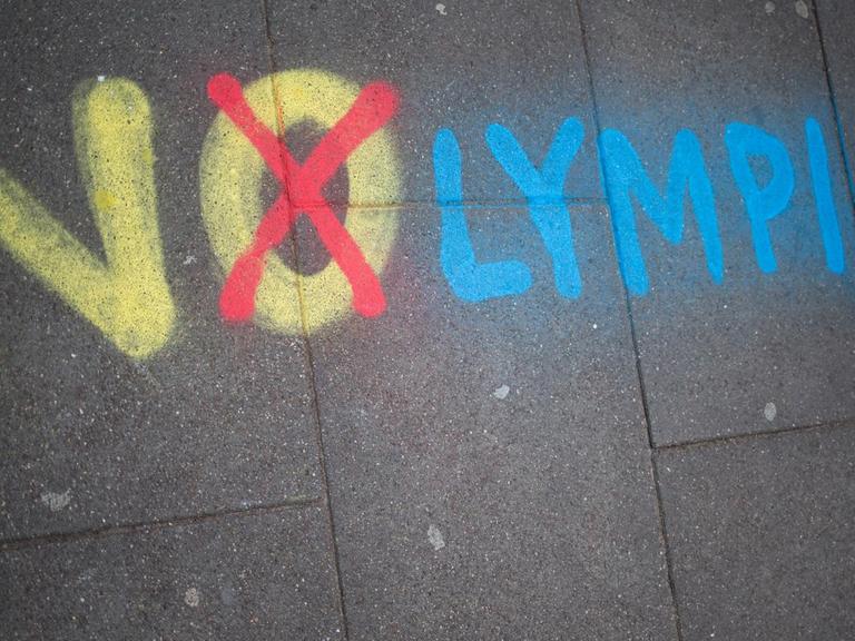 Der Schriftzug «NOlympia!» von Olympia-Gegner ist am 24.11.2015 auf den Boden am Ausgang einer U-Bahnstation zu sehen.