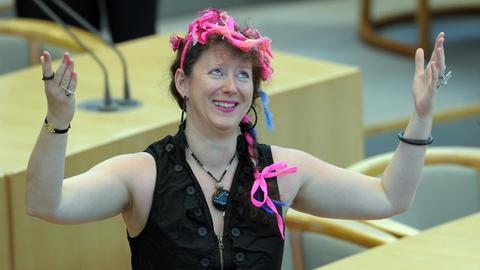 Die CDU-Abgeordnete Andrea Milz gestikuliert am Donnerstag (31.05.2012) in Düsseldorf vor der Landtagssitzung. Der neue Landtag ist zur konstituierenden Sitzung zusammen gekommen.