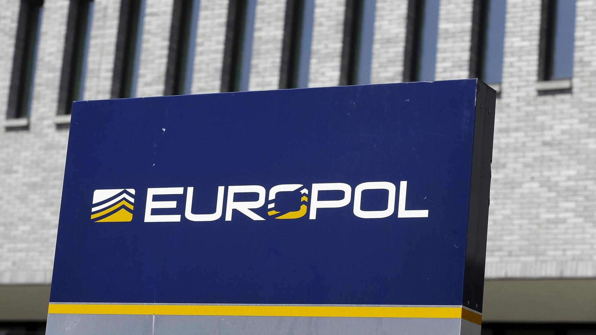 Das Logo von Europol am Hauptquartier in Den Haag Das Logo von Europol am Hauptquartier in Den Haag