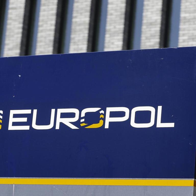Das Logo von Europol am Hauptquartier in Den Haag.