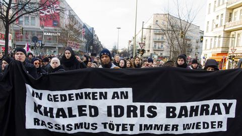 Demonstranten in Berlin tragen ein Trauerbanner in Gedenken an den getöteten Flüchtling Khaled aus Eritrea.