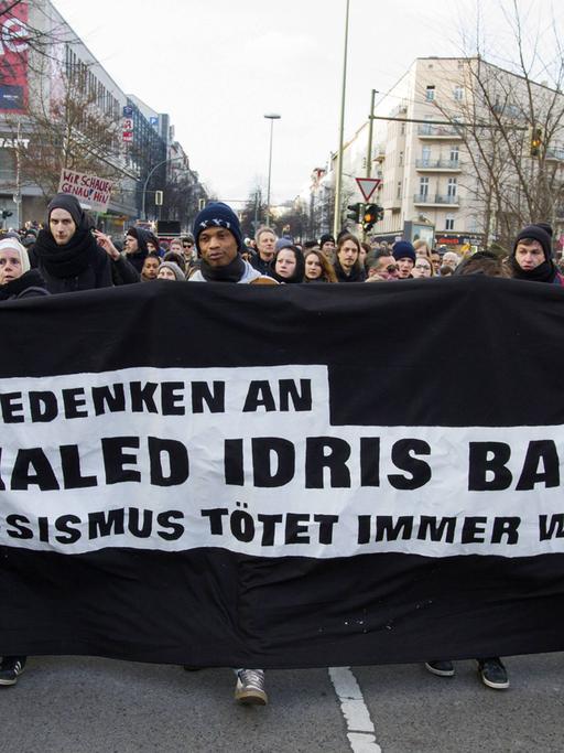 Demonstranten in Berlin tragen ein Trauerbanner in Gedenken an den getöteten Flüchtling Khaled aus Eritrea.