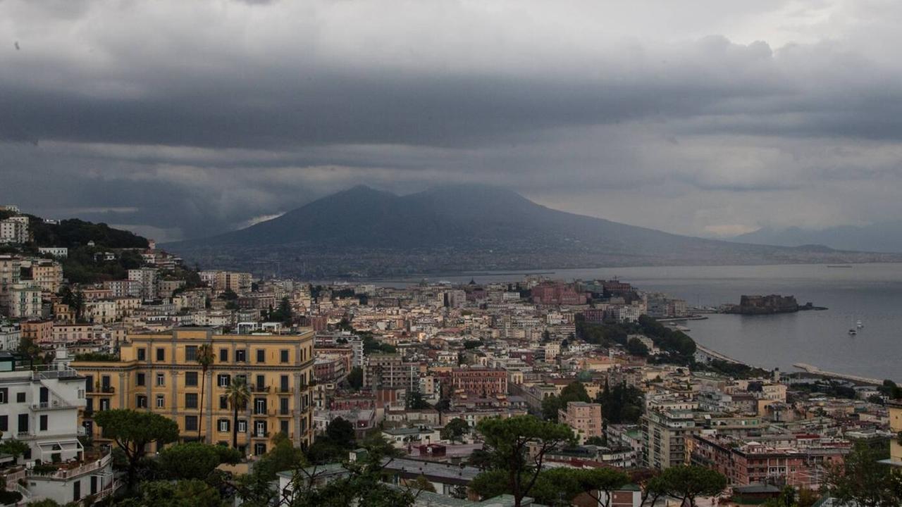 Blick auf Neapel mit dem Vesuv im Hintergrund im Regen.