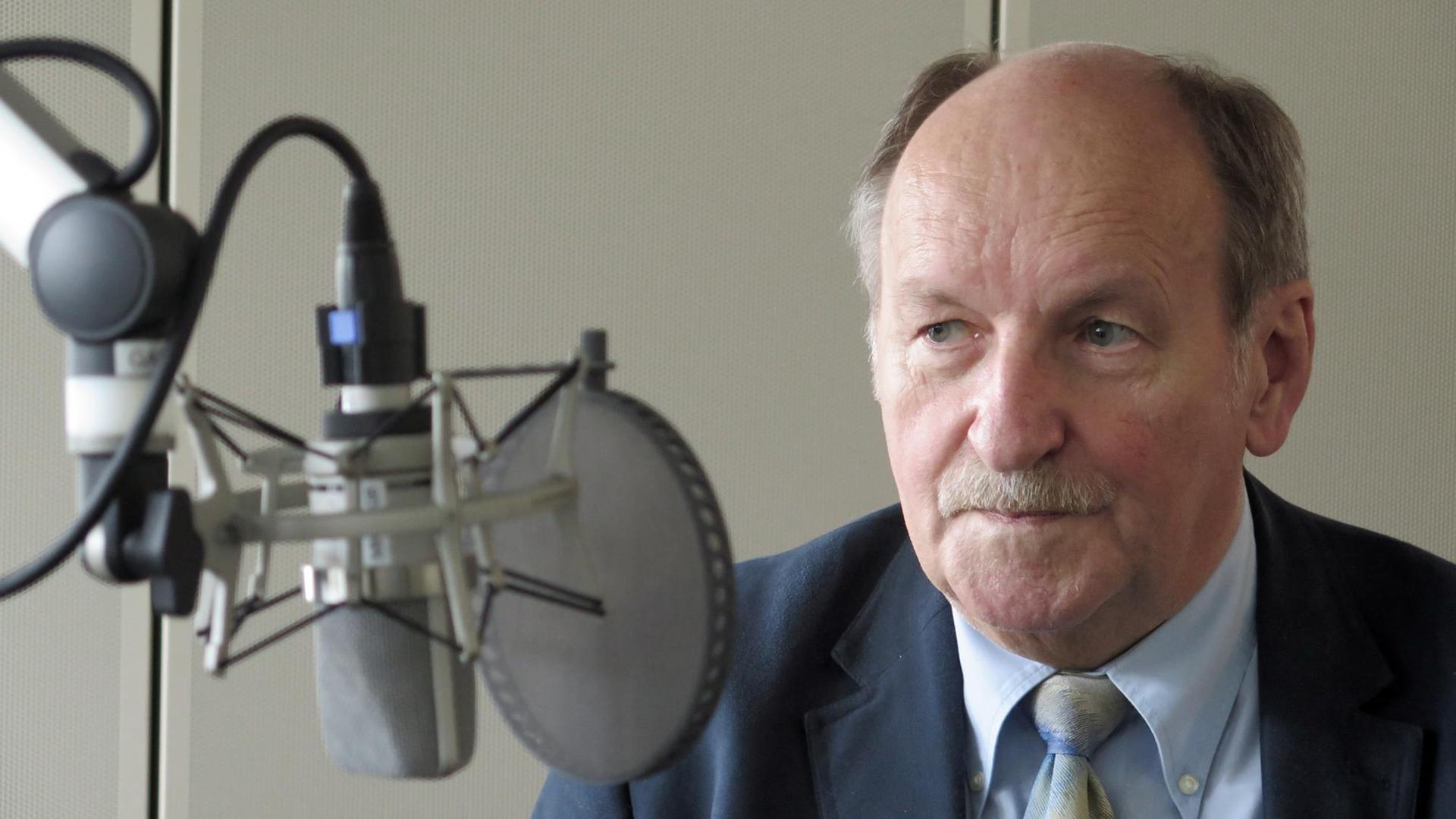 Christian Meier, Großmeister der großen Loge Royal York zur Freundschaft, im Studio von Deutschlandfunk Kultur.