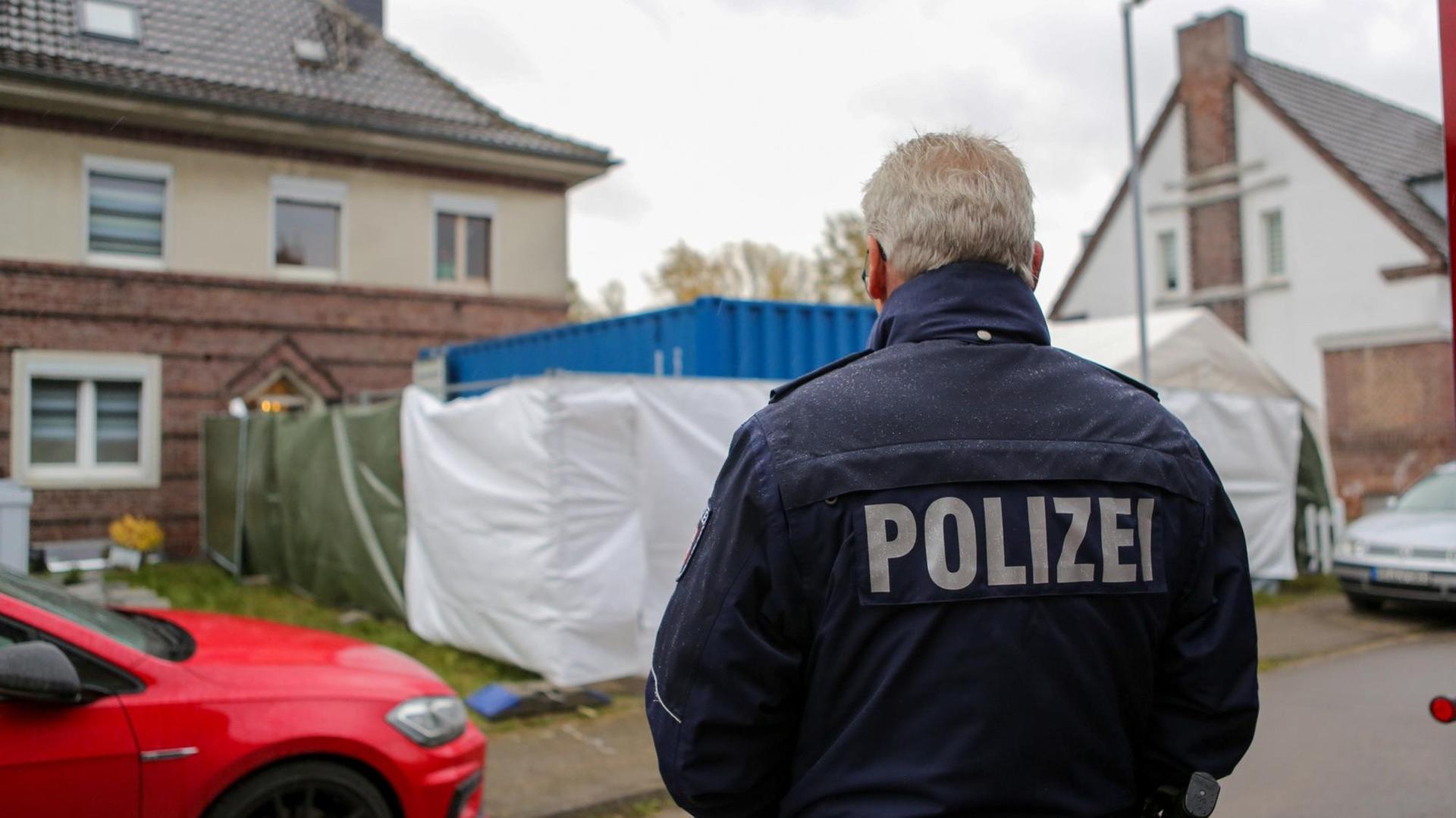 Ein Haus in Alsdorf, NRW wird von der Polizei mit Unterstützung des THW durchsucht. Hier wurde ein Verdächtiger festgenommen und seine Wohnung durchsucht.