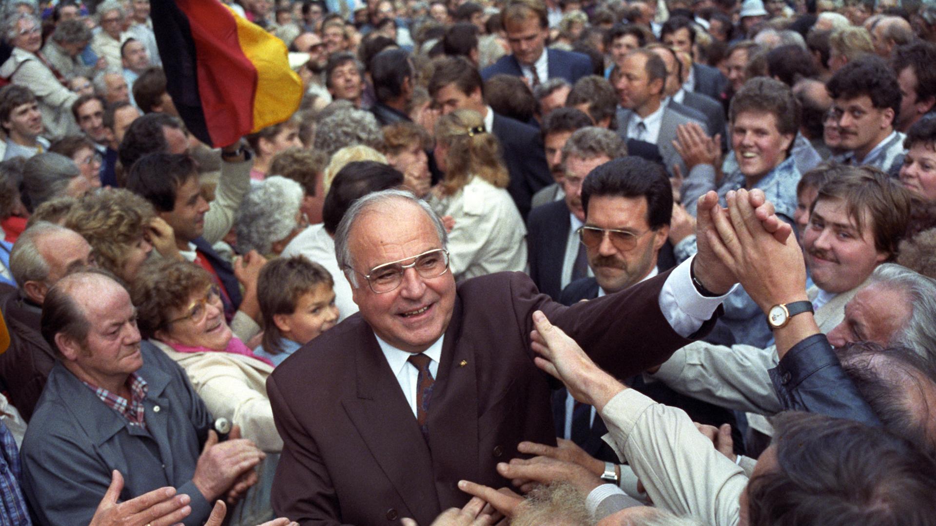 Bundeskanzler Helmut Kohl wird bei der Eröffnung des Landtagswahlkampfs in Thüringen am 05.09.1990 in Heiligenstadt von Anhängern umringt.