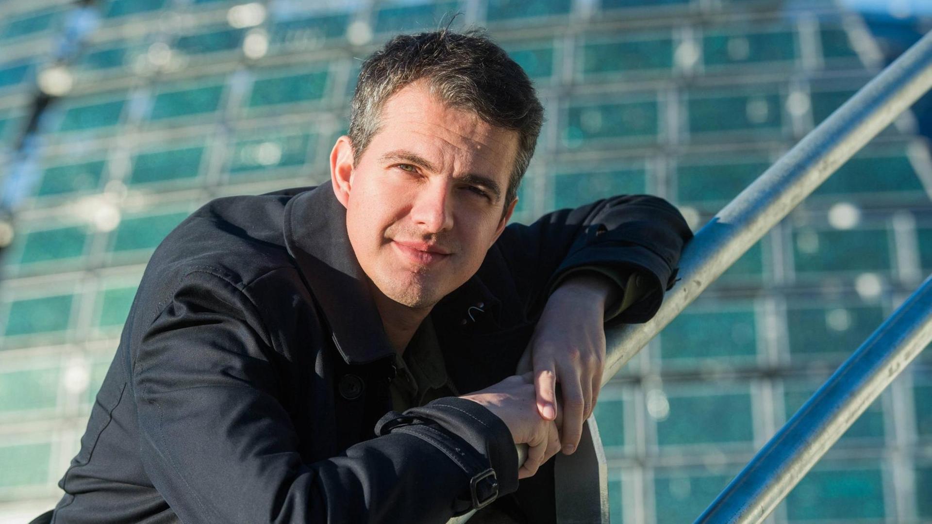 Der französische Countertenor Philippe Jaroussky lehnt sich an ein Treppengeländer