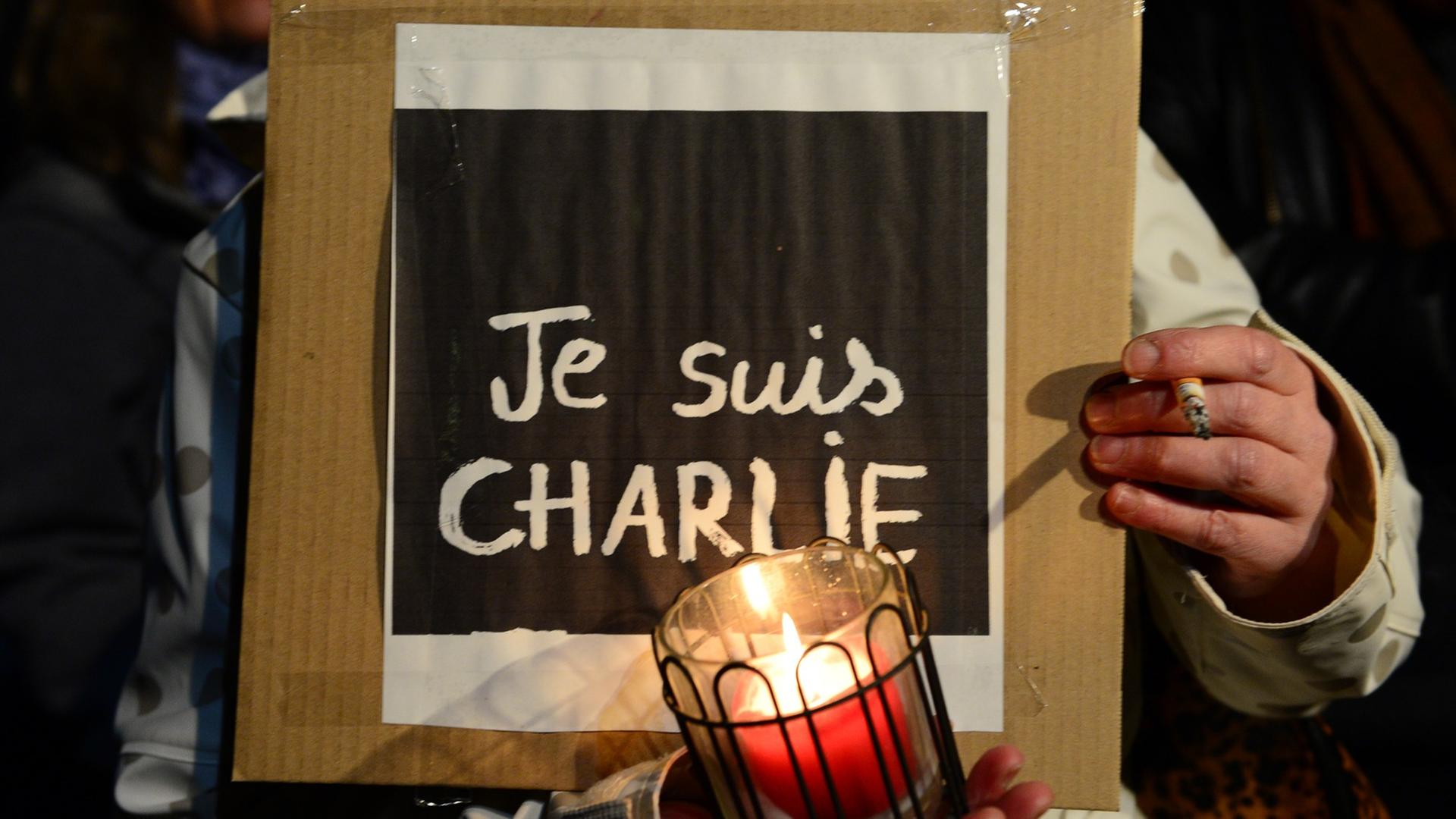 Hunderte Menschen haben sich in Paris versammelt, um der Opfer des Anschlags auf das Satiremagazin "Charlie Hebdo" zu gedenken.