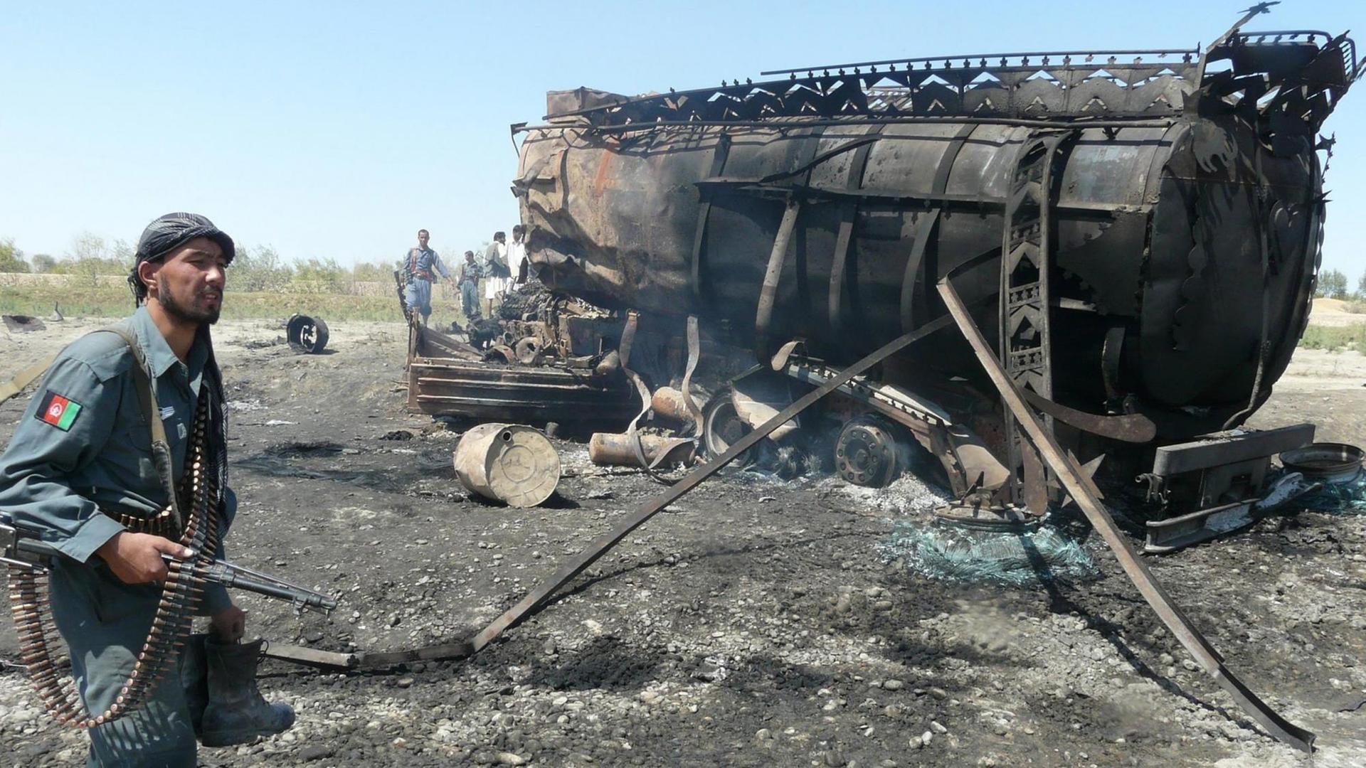Die afghanische Polizei inspiziert die verbrannten Öltanker am Ort, eines von der NATO geführten Luftangriffs gegen Taliban-Kämpfer in Kunduz (Nordafghanistan), mindestens 50 Menschen wurden dabei getötet