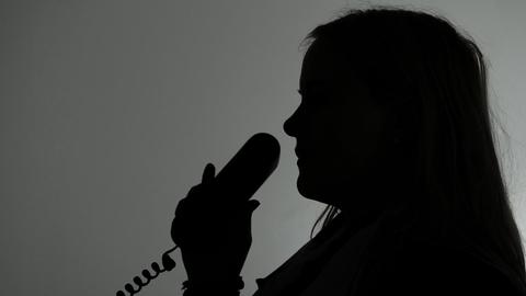 Silhouette einer Frau am Telefon