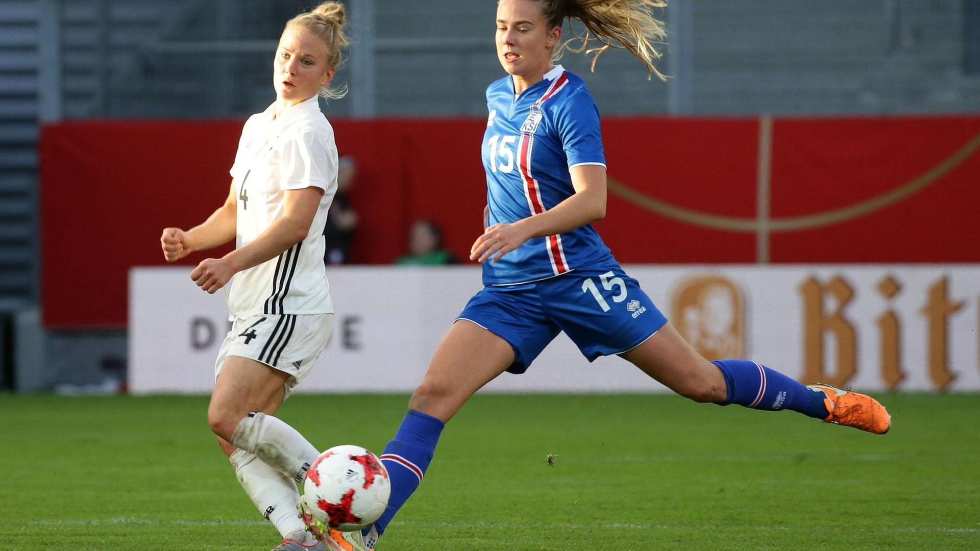 Wiesbaden: Fußball-Länderspiel Frauen-WM (Qualifikation Deutschland gegen Island) Wiesbaden: Fußball-Länderspiel Frauen-WM (Qualifikation Deutschland gegen Island)