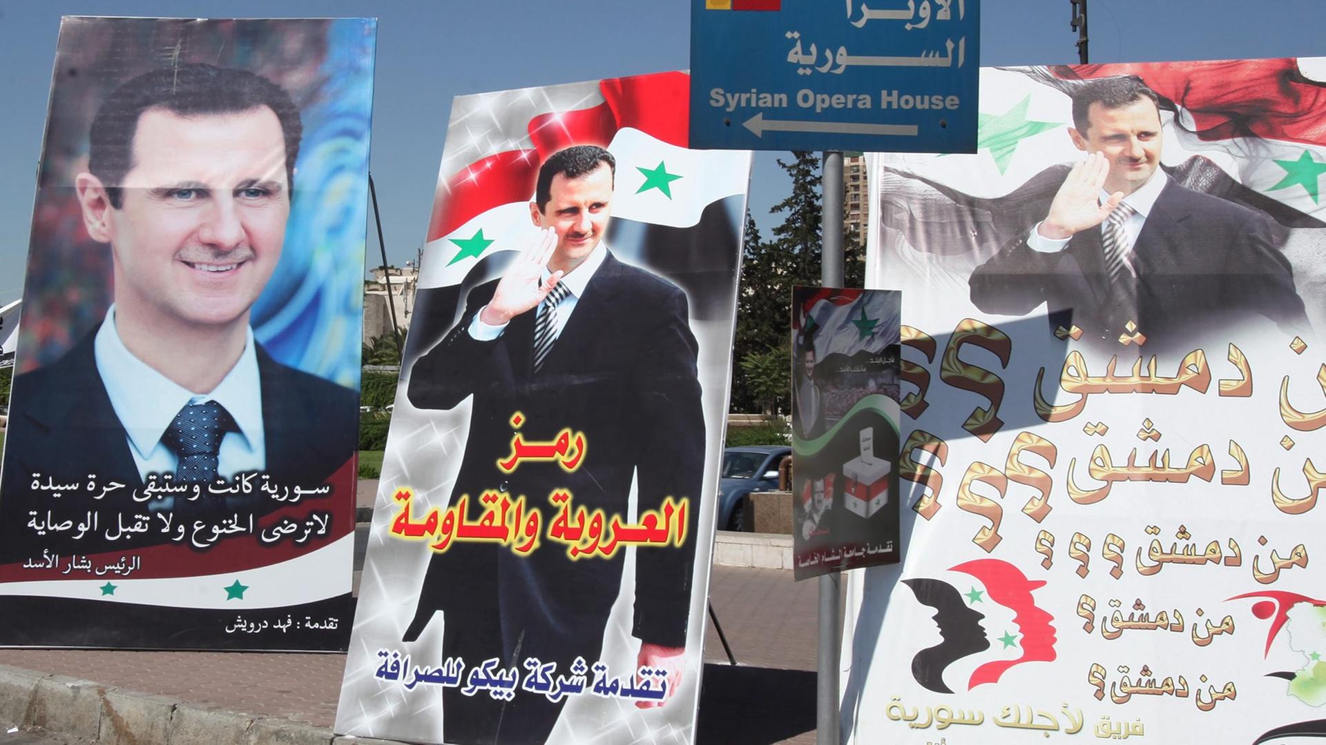 In dem Land Syrien hängen Wahl-Plakate von Assad. In dem Land Syrien hängen Wahl-Plakate von Assad.