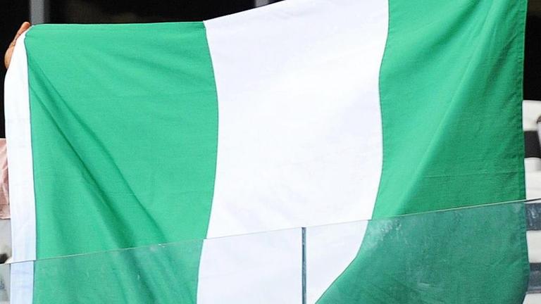 Nigerianische Fans halten eine riesige Flagge ihres Landes hoch am 17. Juni 2013 vor dem Fußballspiel zwischen Tahiti und Nigeria beim FIFA-Confederation-Cup im Mineirao-Stadium in Belo Horizonte/Brasilien. Nigerianische Fans halten eine riesige Flagge ihres Landes hoch am 17. Juni 2013 vor dem Fußballspiel zwischen Tahiti und Nigeria beim FIFA-Confederation-Cup im Mineirao-Stadium in Belo Horizonte/Brasilien.