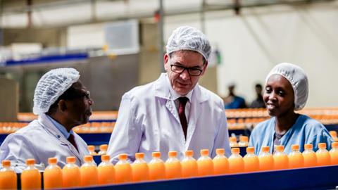 Entwicklungsminister Gern Müller (CSU) auf Dienstreise in Kenia, hier beim Besuch einer Saftabfüllung in Nairobi