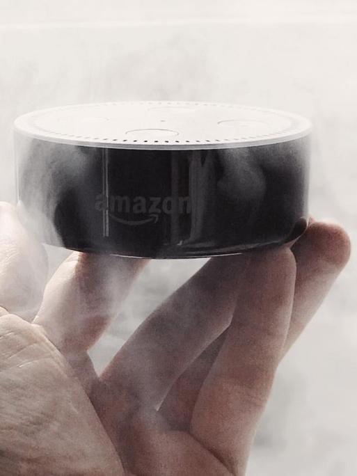 Amazon Echo Dot ist ein sprachgesteuertes Gerät, das mithilfe von Alexa Musik wiedergibt und gehört zu den Smart-Home-Geräten.