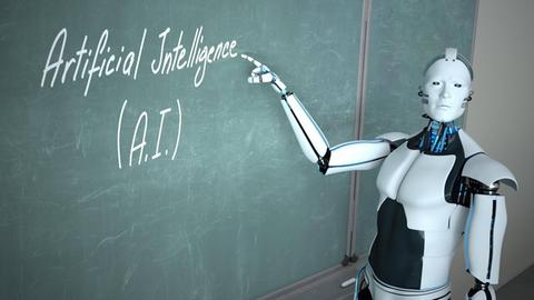 Ein humanoider Roboter steht vor einer Schultafel. Er zeigt mit dem Finger auf den Schriftzug "Artificial Intelligence (AI)".