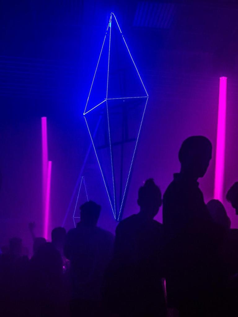 Silhouetten von tanzenden Menschen in einem Club, vor pinkten und blauen Neonröhren. Silhouetten von tanzenden Menschen in einem Club, vor pinkten und blauen Neonröhren.
