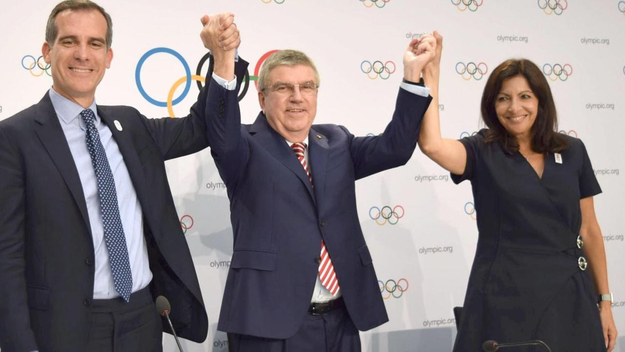 IOC-Präsident Thomas Bach (Mitte) mit Eric Garcetti, Bürgermeister von Los Angeles, und Anne Hidalog, Bürgermeisterin von Paris