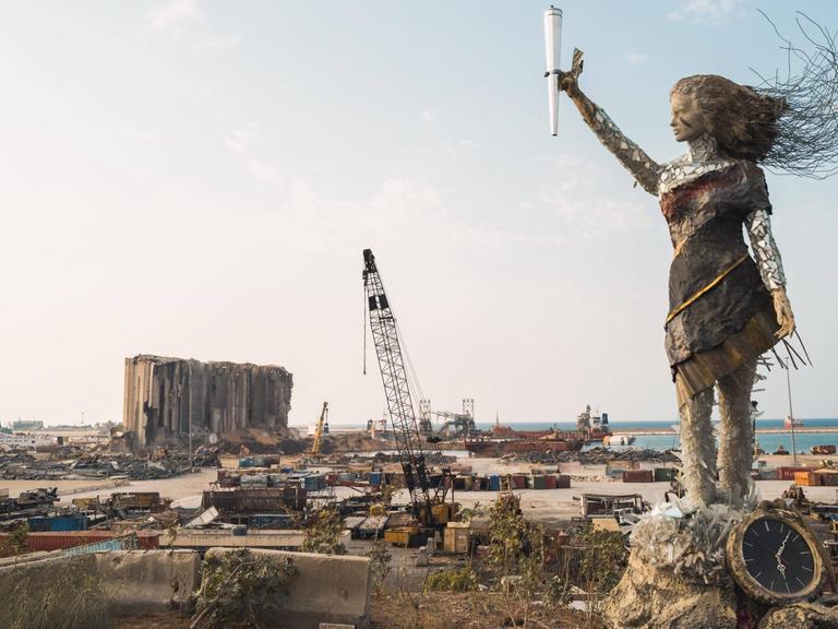 Eine Statue der libanesischen Künstlerin Hayat Nazer aus Glasresten, Trümmern und einer kaputten Uhr, die die Zeit der Megaexplosion im Hafen von Beirut anzeigt.
