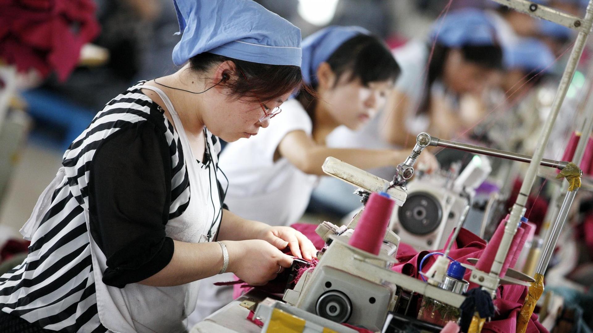 Chinesische Näherinnen in einer Fabrik