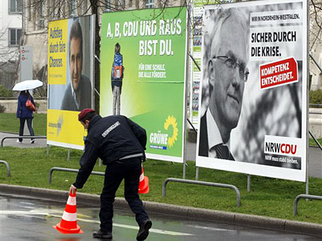 Wahlplakate der FDP, der Grünen und der CDU (v.l.n.r.) sind in Düsseldorf am Straßenrand aufgestellt.