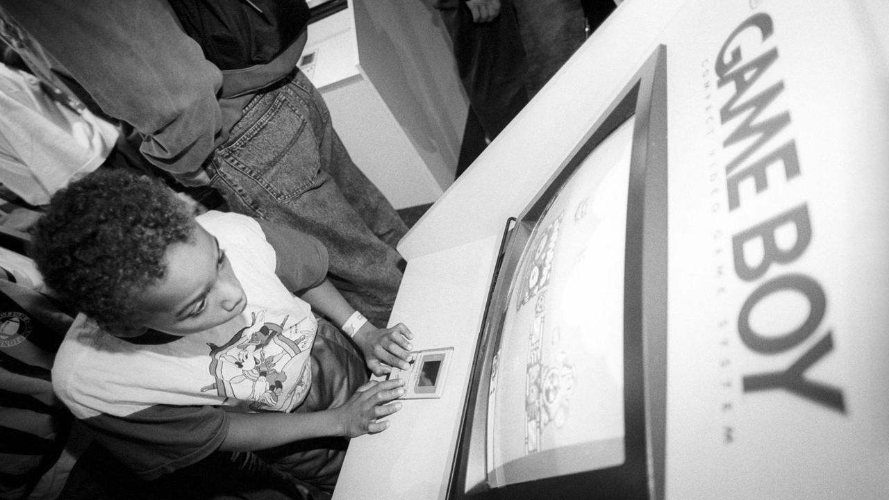 Auf der Internationale Funkausstellung IFA in Berlin im Sommer 1993 spielt ein Junge mit einem Game Boy am Stand von Nintendo.