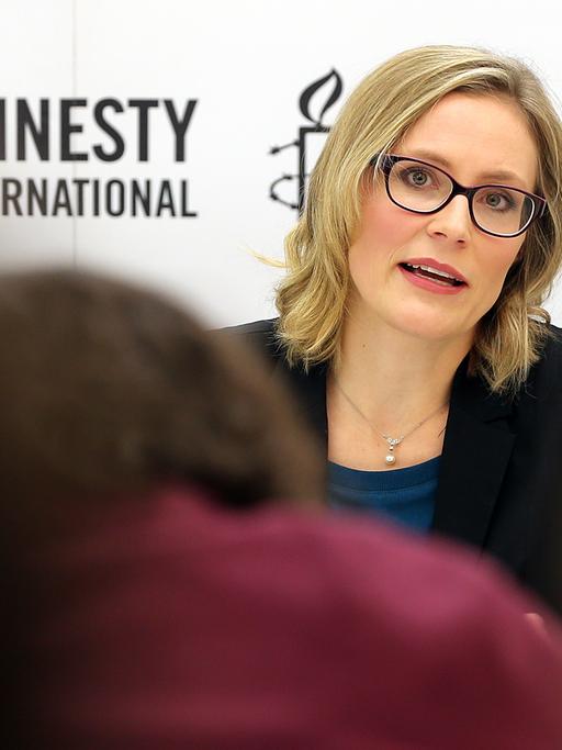 Die Expertin für internationales Recht, Maria Scharlau, beantwortet am 09.12.2014 in Berlin, während einer Pressekonferenz von Amnesty International zum Internationalen Tag der Menschenrechte 2014 und zu 30 Jahre UN-Antifolterkonvention, Fragen von Journalisten.