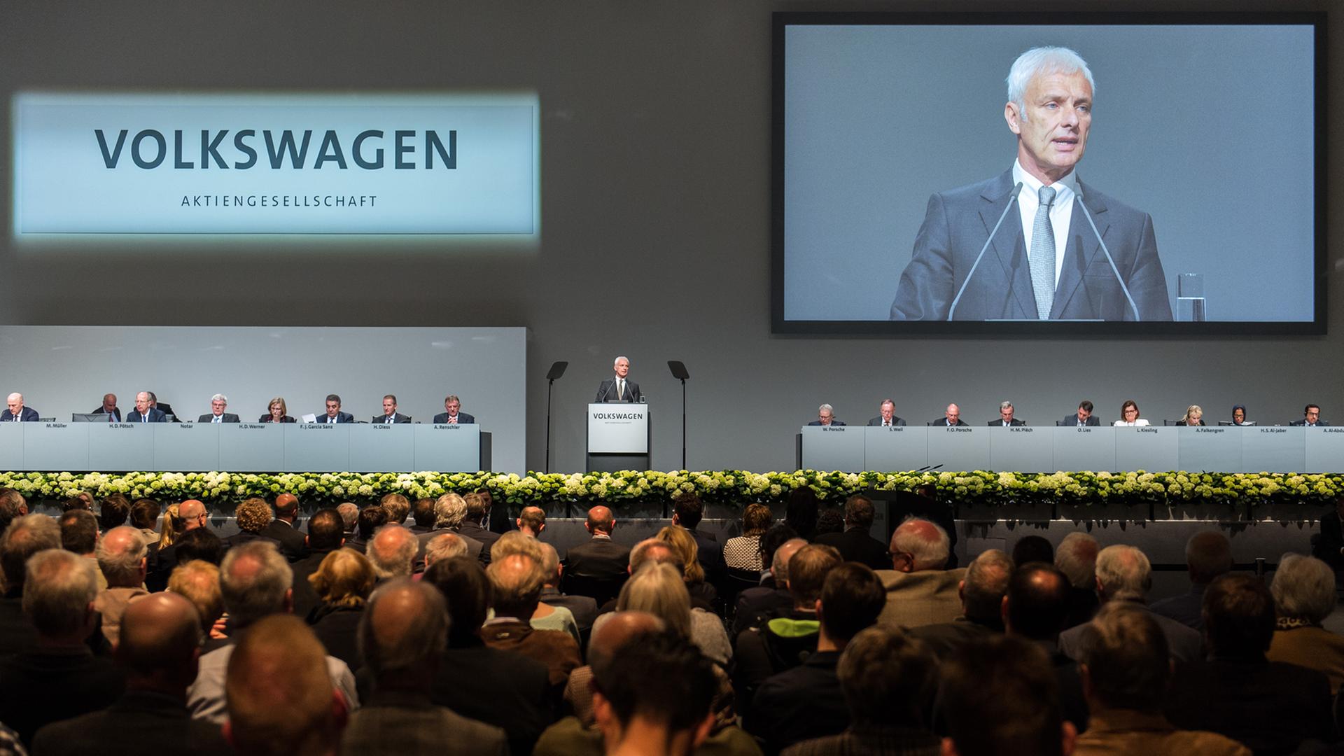 Matthias Müller, Vorstandsvorsitzender der Volkswagen AG, spricht bei der Hauptversammlung der Volkswagen AG auf dem Messegelände der Deutsche Messe AG in Hannover.