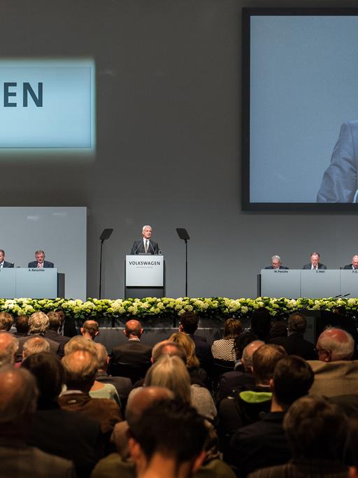 Matthias Müller, Vorstandsvorsitzender der Volkswagen AG, spricht bei der Hauptversammlung der Volkswagen AG auf dem Messegelände der Deutsche Messe AG in Hannover.