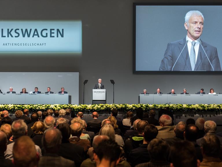 Matthias Müller, Vorstandsvorsitzender der Volkswagen AG, spricht bei der Hauptversammlung der Volkswagen AG auf dem Messegelände der Deutsche Messe AG in Hannover.