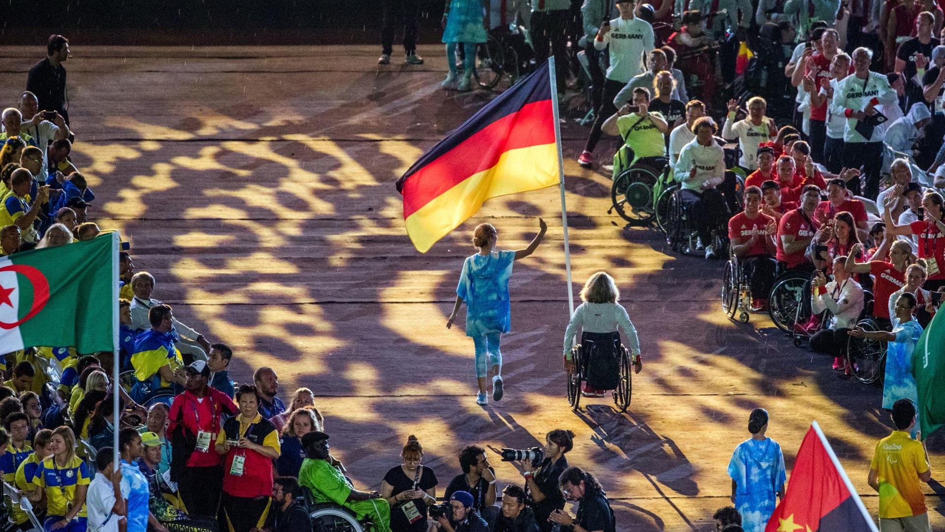 Die Rollstuhl-Basketballerin Annika Zeyen trägt bei der Abschlussfeier am 18.9.2016 für Deutschland die Fahne ins Maracana Stadion.