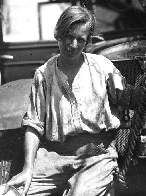 Undatierte Aufnahme zeigt Clärenore Stinnes vor ihrem "Adler Standard 6", mit dem sie von 1927 bis 1929 als erste Frau der Welt die ganze Welt mit einem Auto umrundet hat.