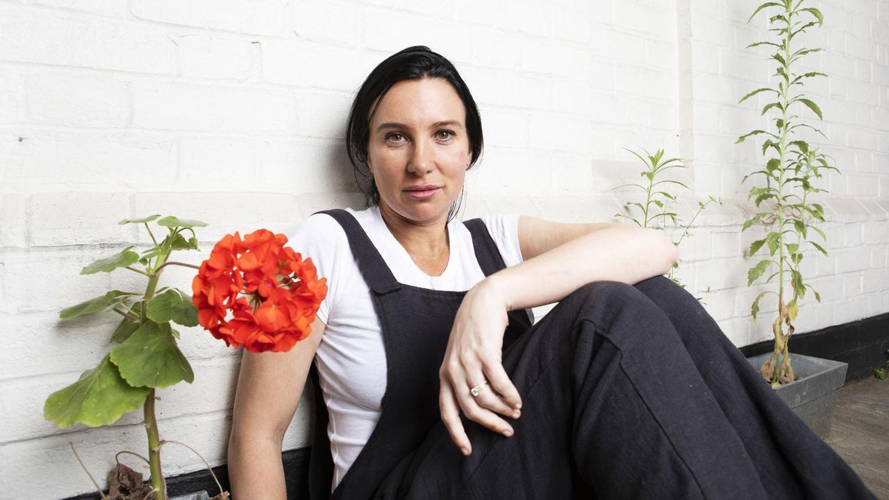 Die amerikanische Autorin Lisa Taddeo posiert im Verlag Bloomsbury Publishing in London, umrahmt von Zimmerpflanzen.