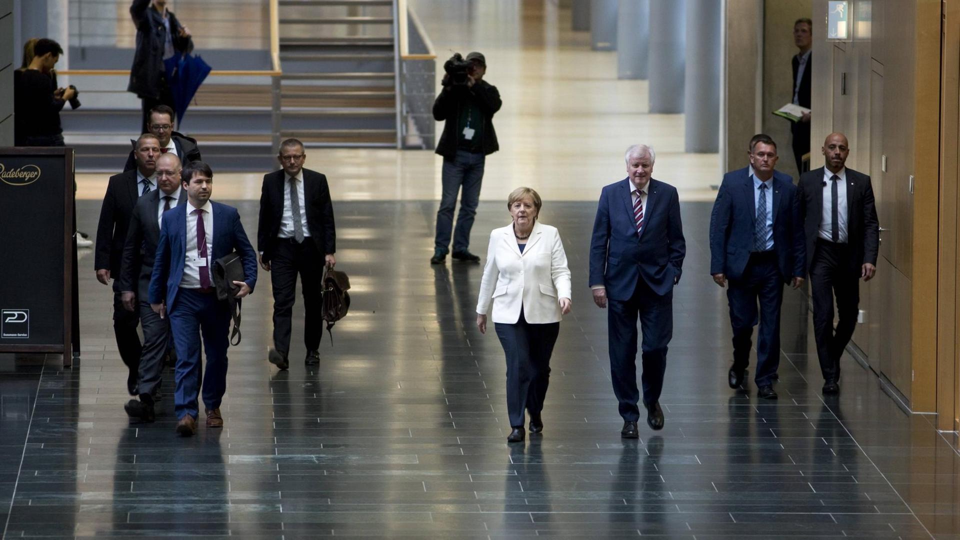 Angela Merkel und Horst Seehofer bei den Sondierungsgesprächen zur Regierungsbildung nach der Bundestagswahl zwischen CDU/CSU, FDP und B90/Grüne