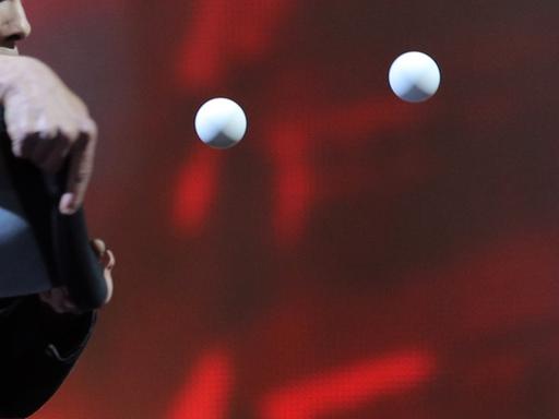 Der französische Magier Fred Chi Poque während eines Auftritts auf dem First Golden Magic XXI International Festival of Magicians in der Moskauer Crocus City Hall.